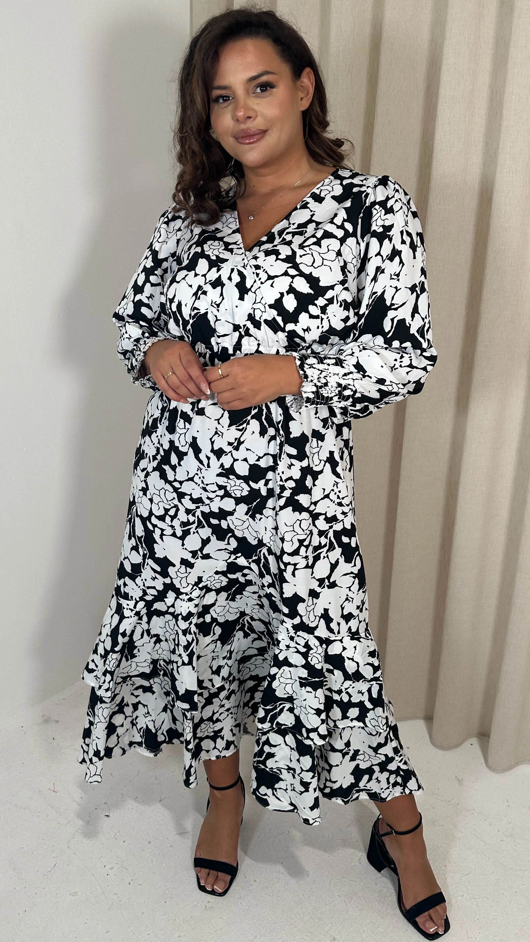 CurveWow Tiered Hem Maxi Dress Mono Floral - Image 3