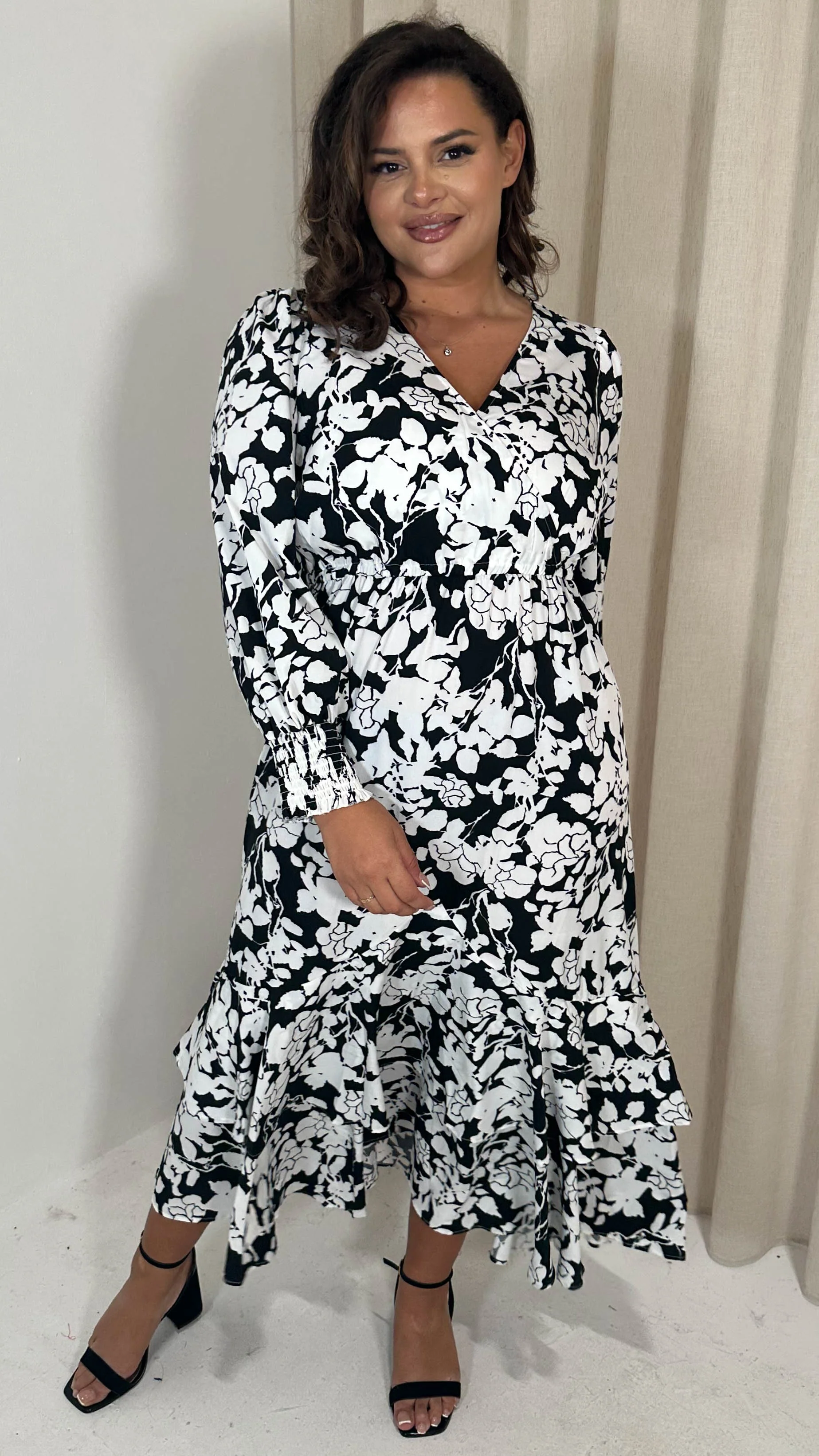 CurveWow Tiered Hem Maxi Dress Mono Floral - Image 4