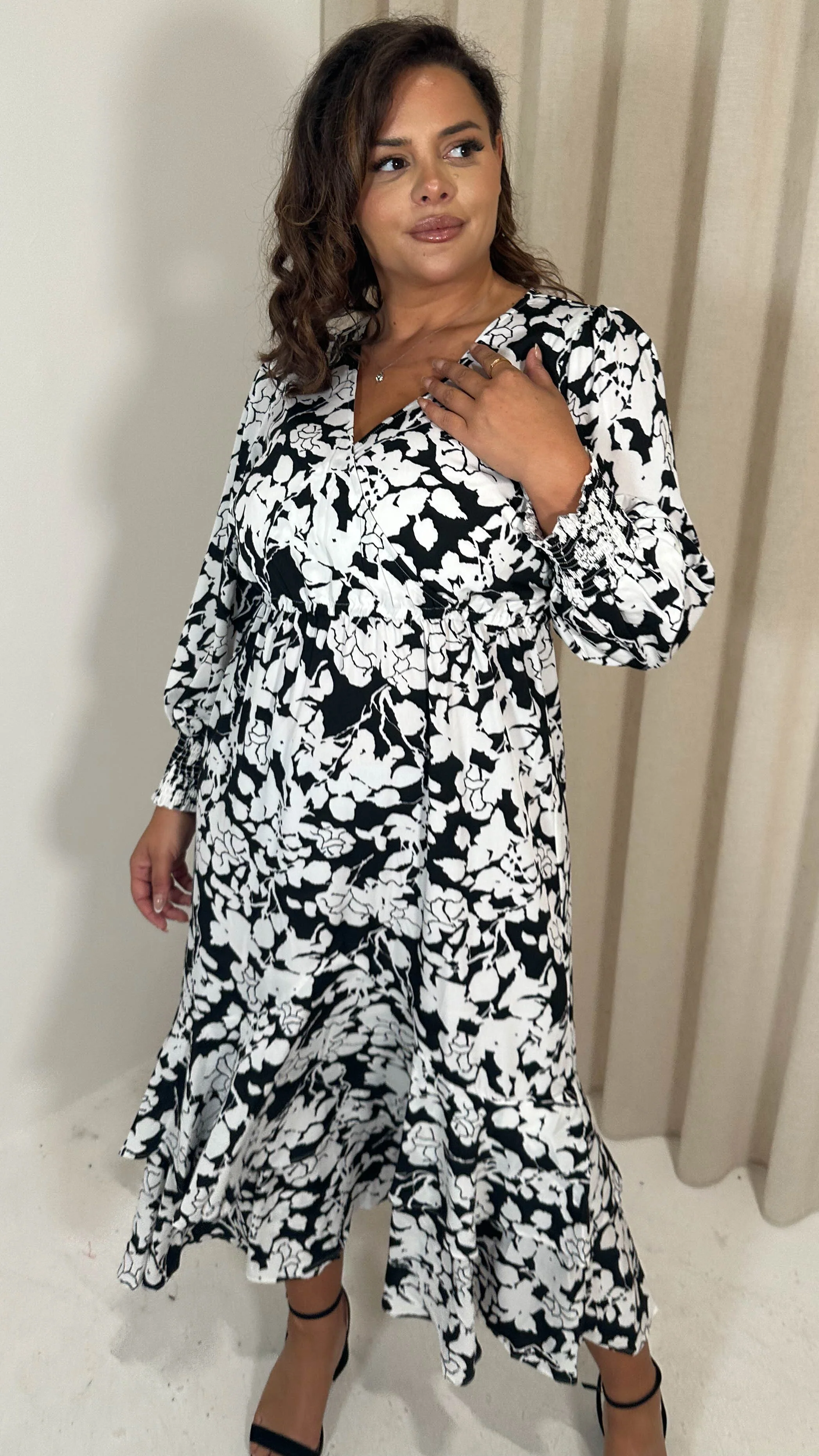 CurveWow Tiered Hem Maxi Dress Mono Floral - Image 5