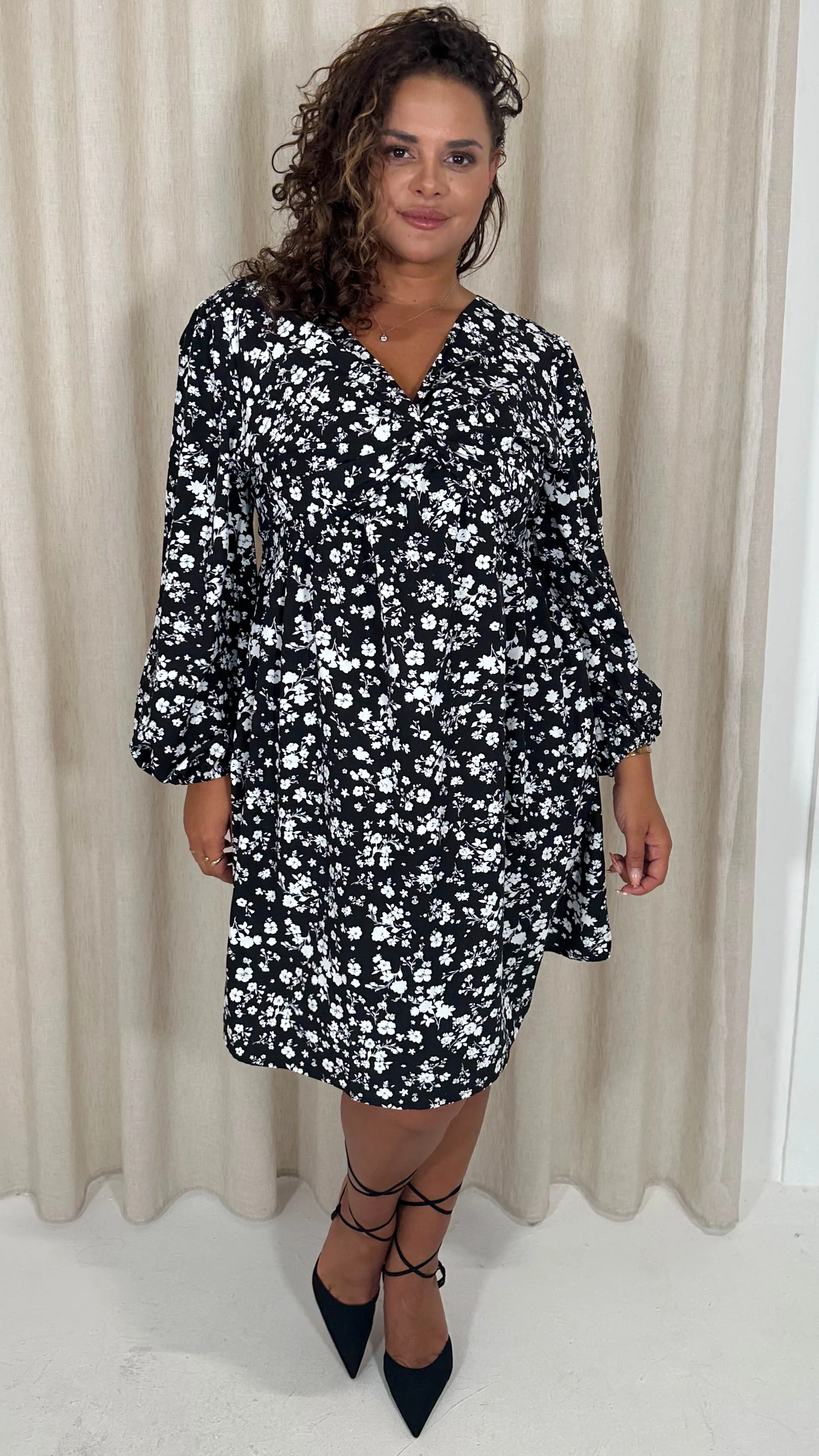 CurveWow Twist Front Skater Dress Black Ditsy - Image 5