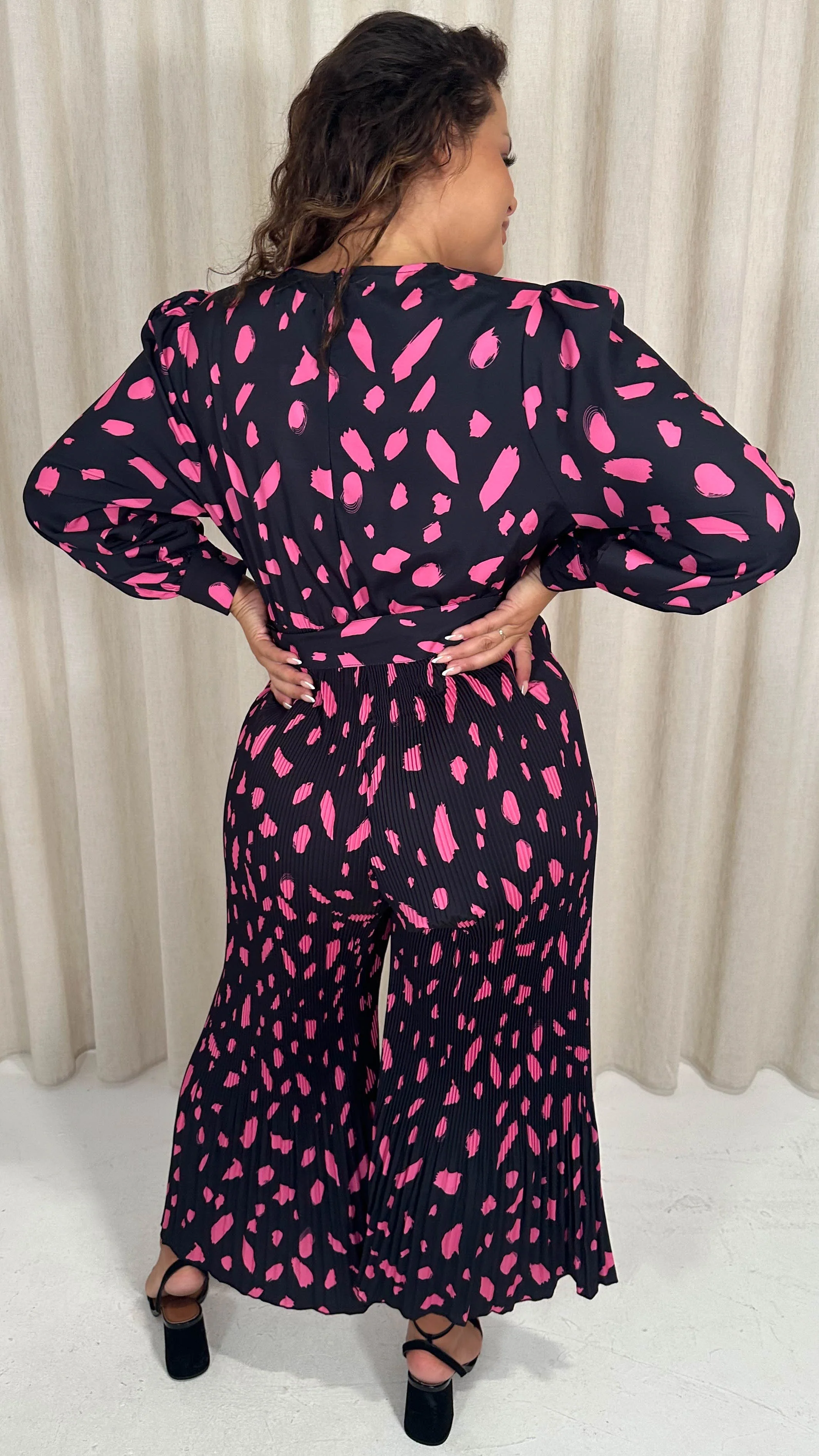 CurveWow V Neck Pleated Jumpsuit Black/Pink Spot - Image 6